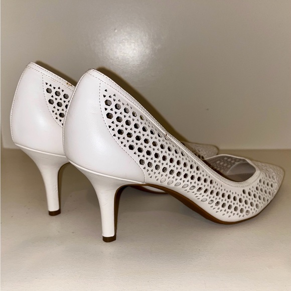 Alfani Sz. 11M white pumps. 3” heels. Perforated manmade materials. - Picture 4 of 8